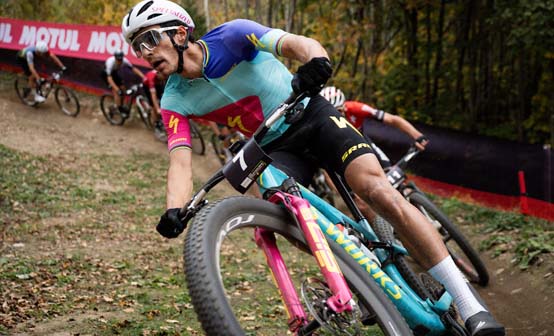 海莉·巴顿与克里斯托弗·布莱文斯续约Specialized